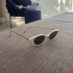 illesteva white cat eye sunglasses! Perfect for brides or bachelorette 🤍